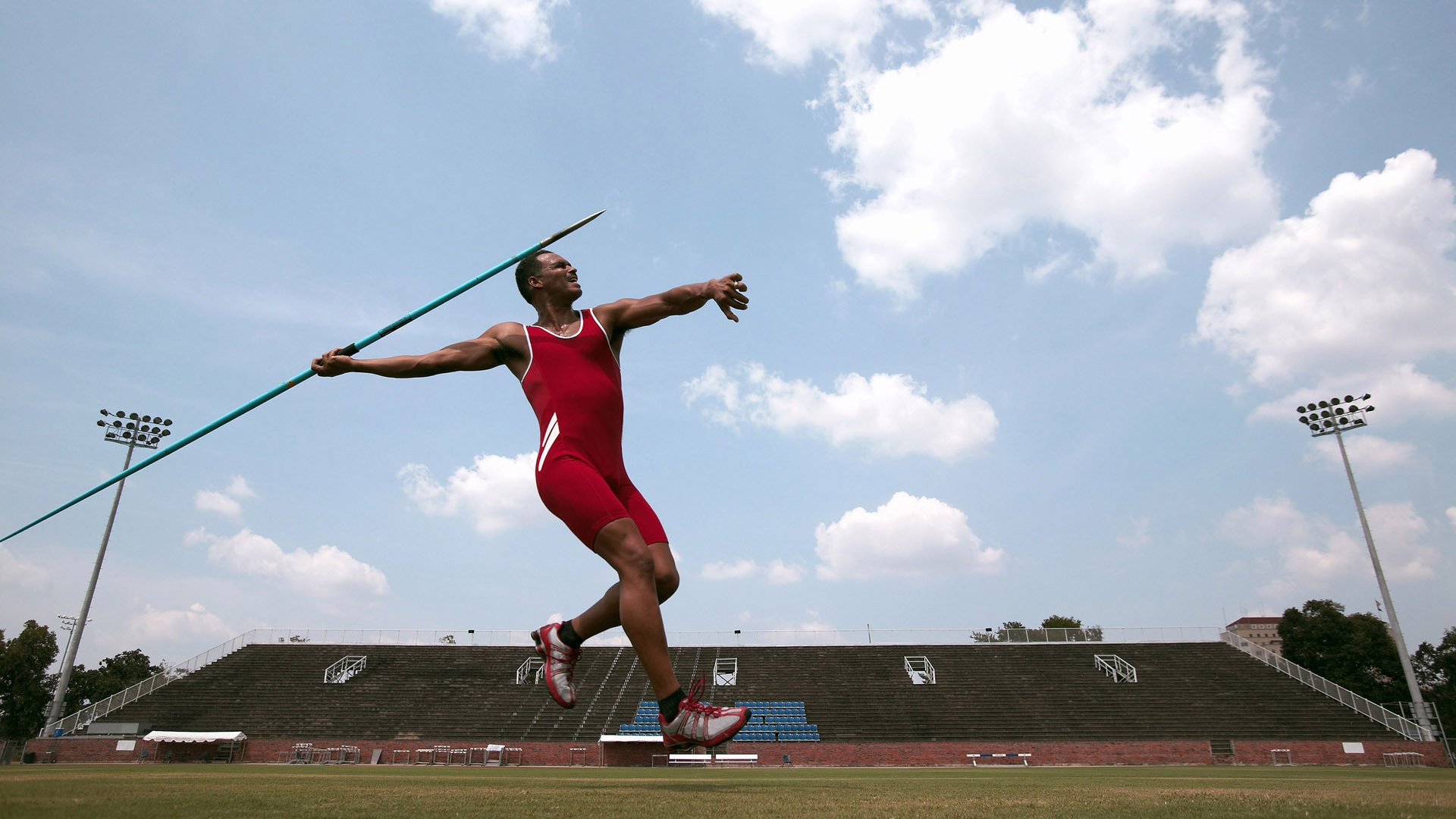 蛙泳选手状态回暖吉尔吉斯斯坦表现突出，吉尔吉斯坦摔跤手